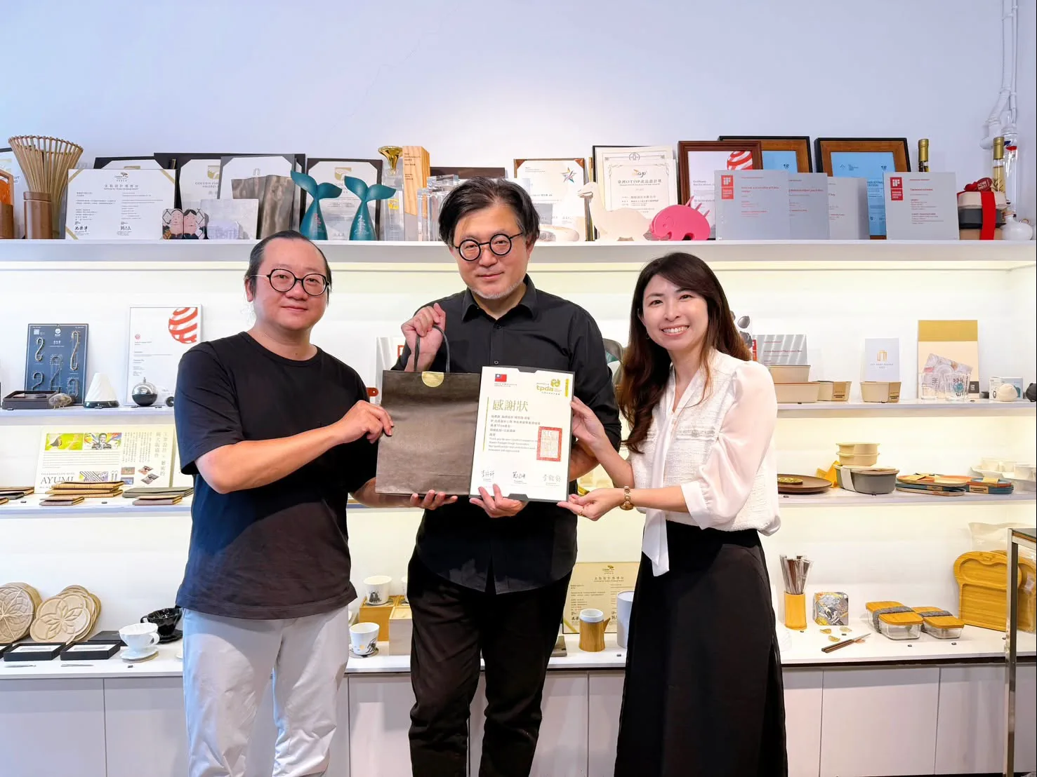 點睛設計參訪交流現場,會員與韓世國總監合影